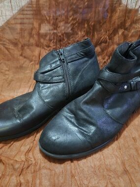 Yuu Black Women's Ankle Zip Heeled Boots
